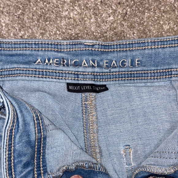 American Eagle Light Wash High-Rise Women’s Jeans - Picture 2 of 5